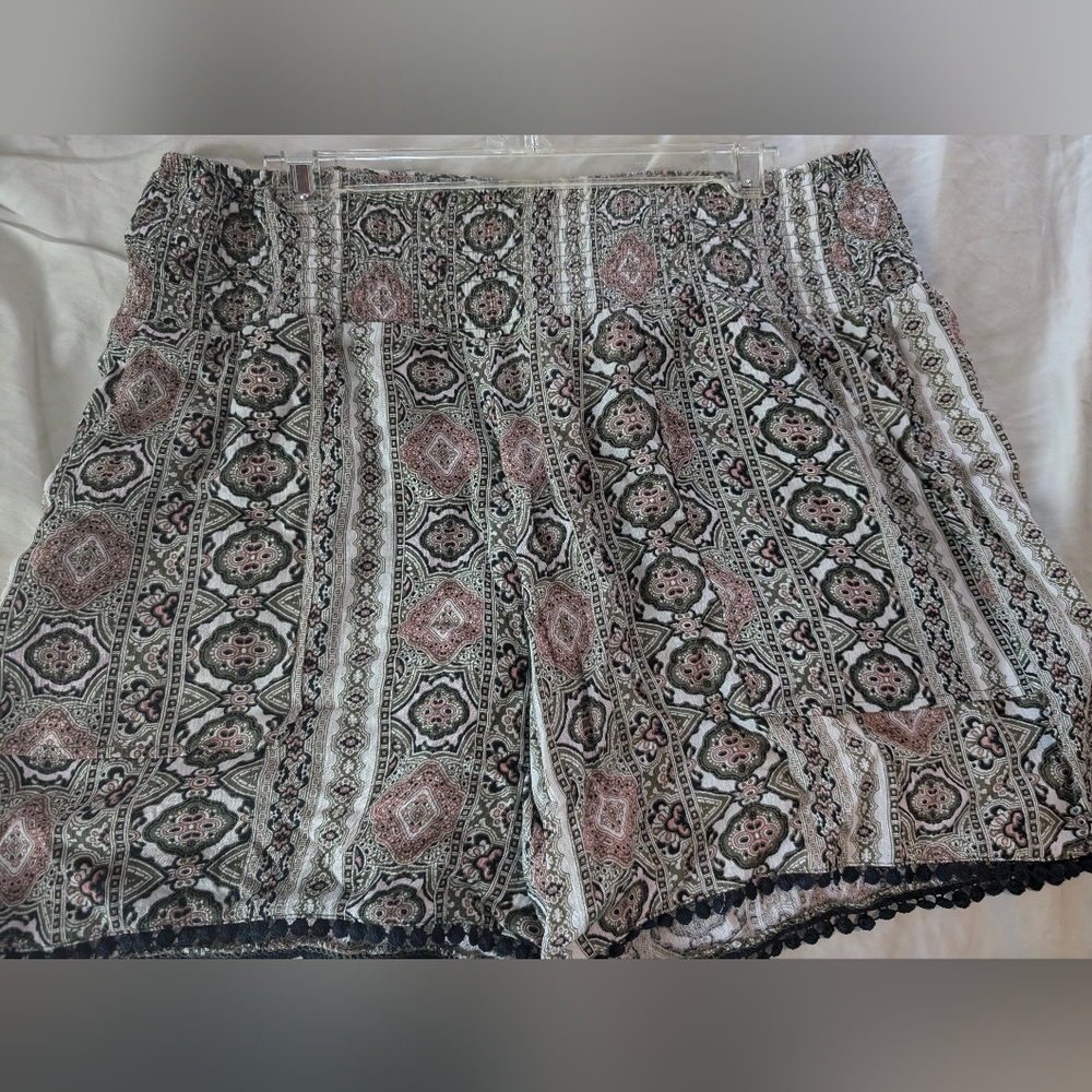 Three dots pockets pull on shorts